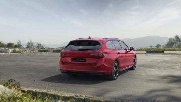 Vista dinámica del Skoda Superb con su carrocería deportiva y líneas elegantes.