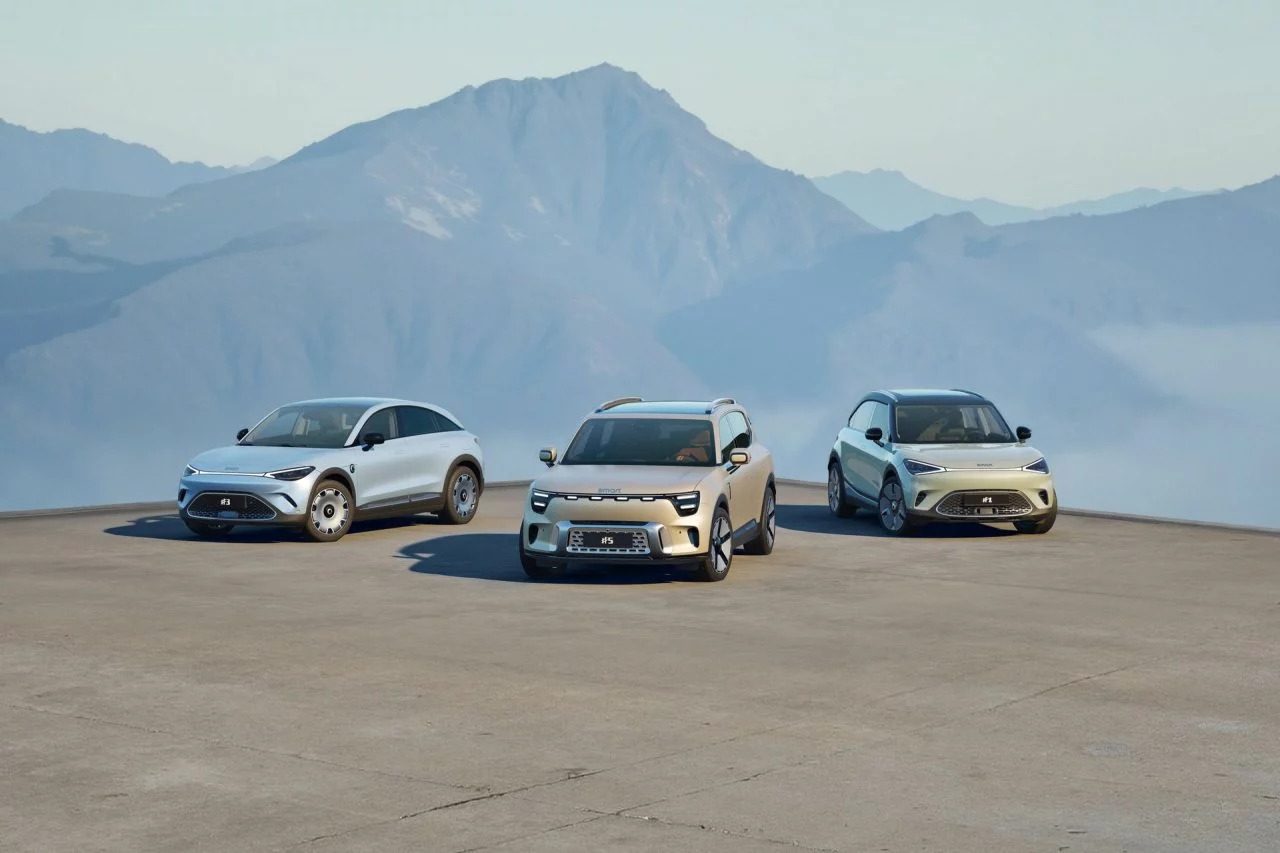 Vista lateral del nuevo SUV eléctrico de smart, destacando su perfil robusto y moderno.