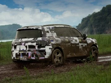 Pruebas de terreno para el nuevo SUV compacto Smart, camuflaje aún visible.