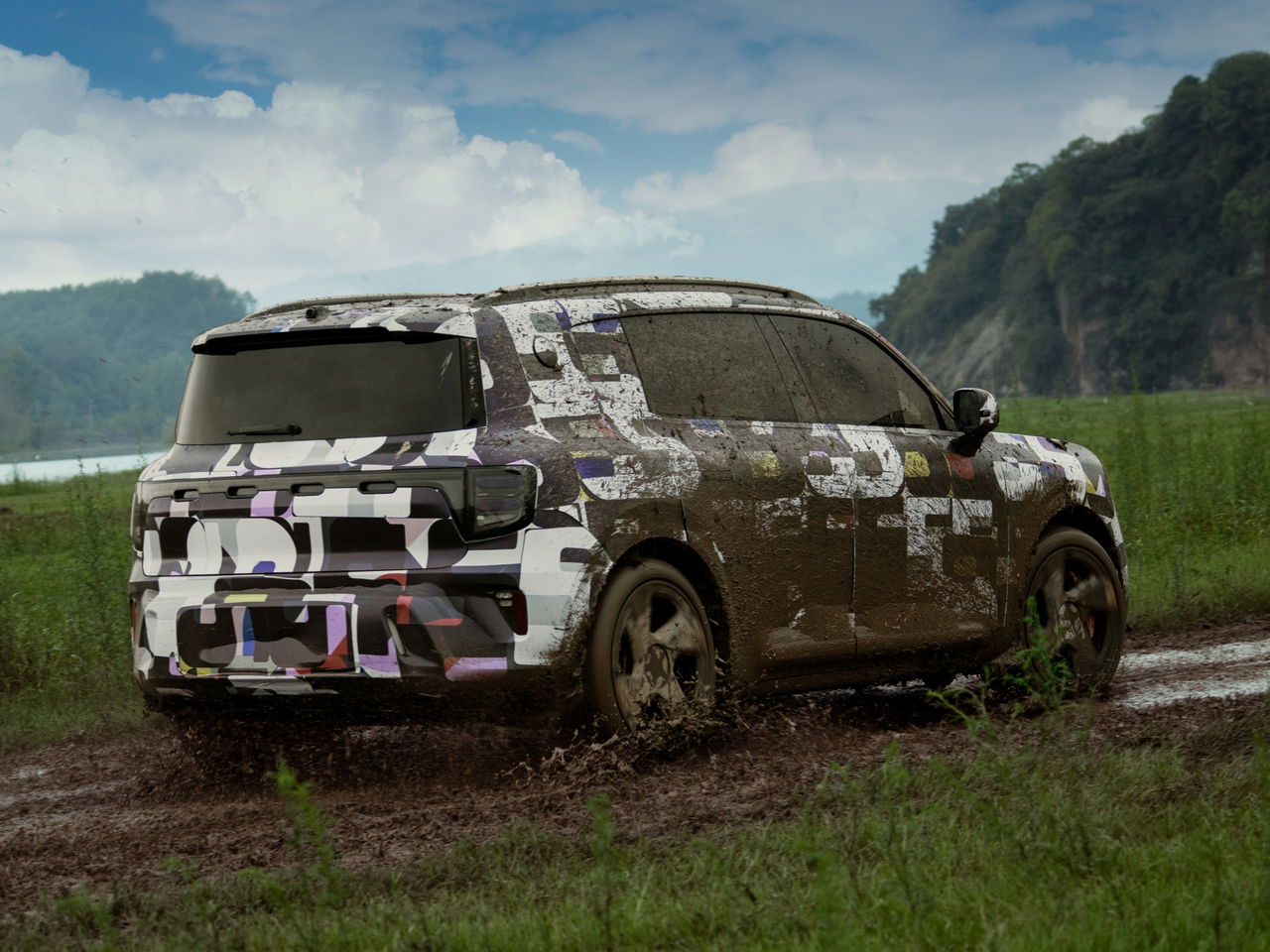 Pruebas de terreno para el nuevo SUV compacto Smart, camuflaje aún visible.