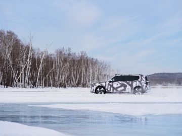 Un vistazo al lateral del nuevo SUV compacto smart en pruebas de invierno.