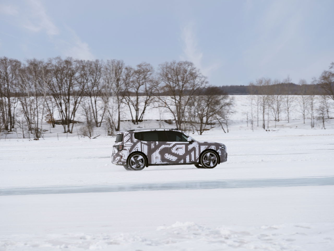 Vista lateral del nuevo smart SUV compacto en fase de pruebas invernales. Capó y líneas claramente visibles.