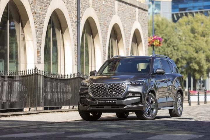 Vista lateral del robusto SUV KGM Rexton 2024, enfocada en su diseño y capacidad off-road.