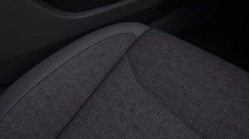 Vista cercana de la textura y material del asiento de un Tesla Model 3.