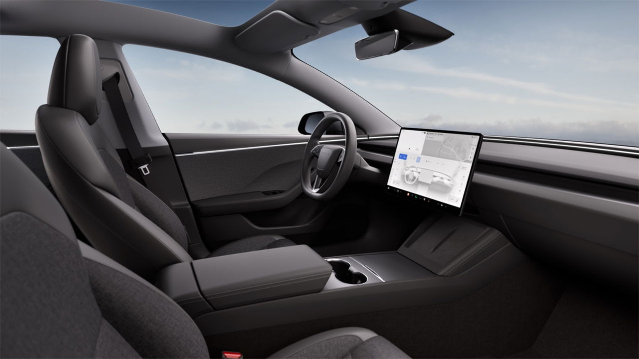 Vista lateral del habitáculo del Tesla Model 3, enfocando diseño y ergonomía.