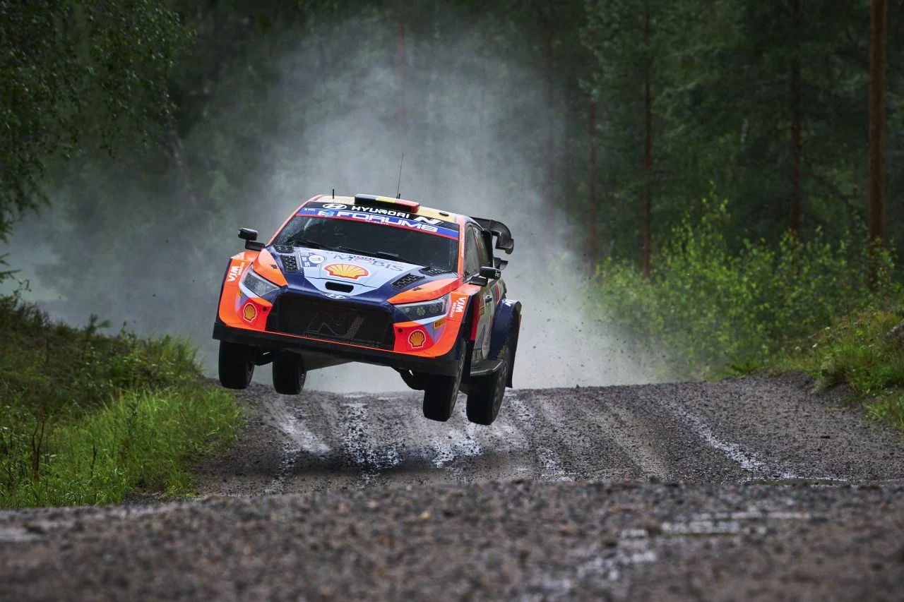 Vehículo Hyundai en acción durante el Rally de Finlandia, mostrando dinamismo y capacidad en terreno mixto