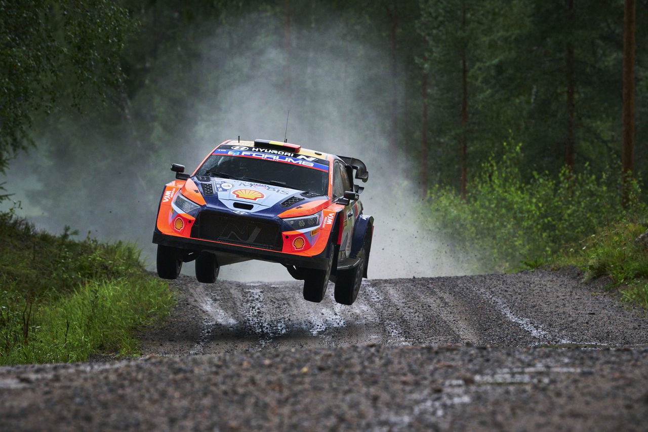 Vehículo Hyundai en acción durante el Rally de Finlandia, mostrando dinamismo y capacidad en terreno mixto