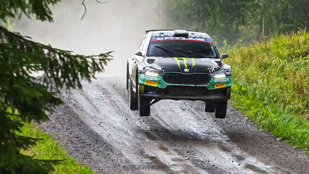 Evans en aprietos en Finlandia, su coche pierde tracción en pleno rally.