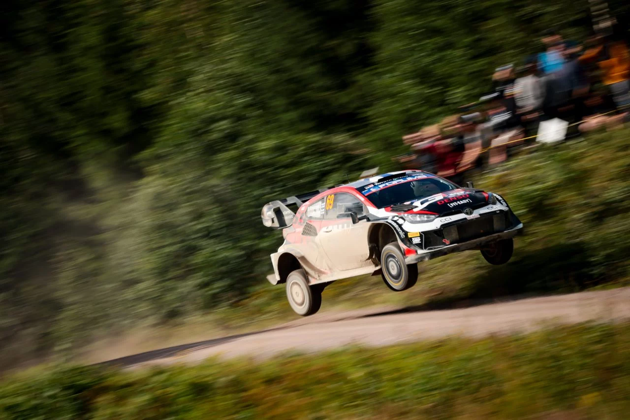 Toyota Yaris WRC en pleno salto durante Rally de Finlandia