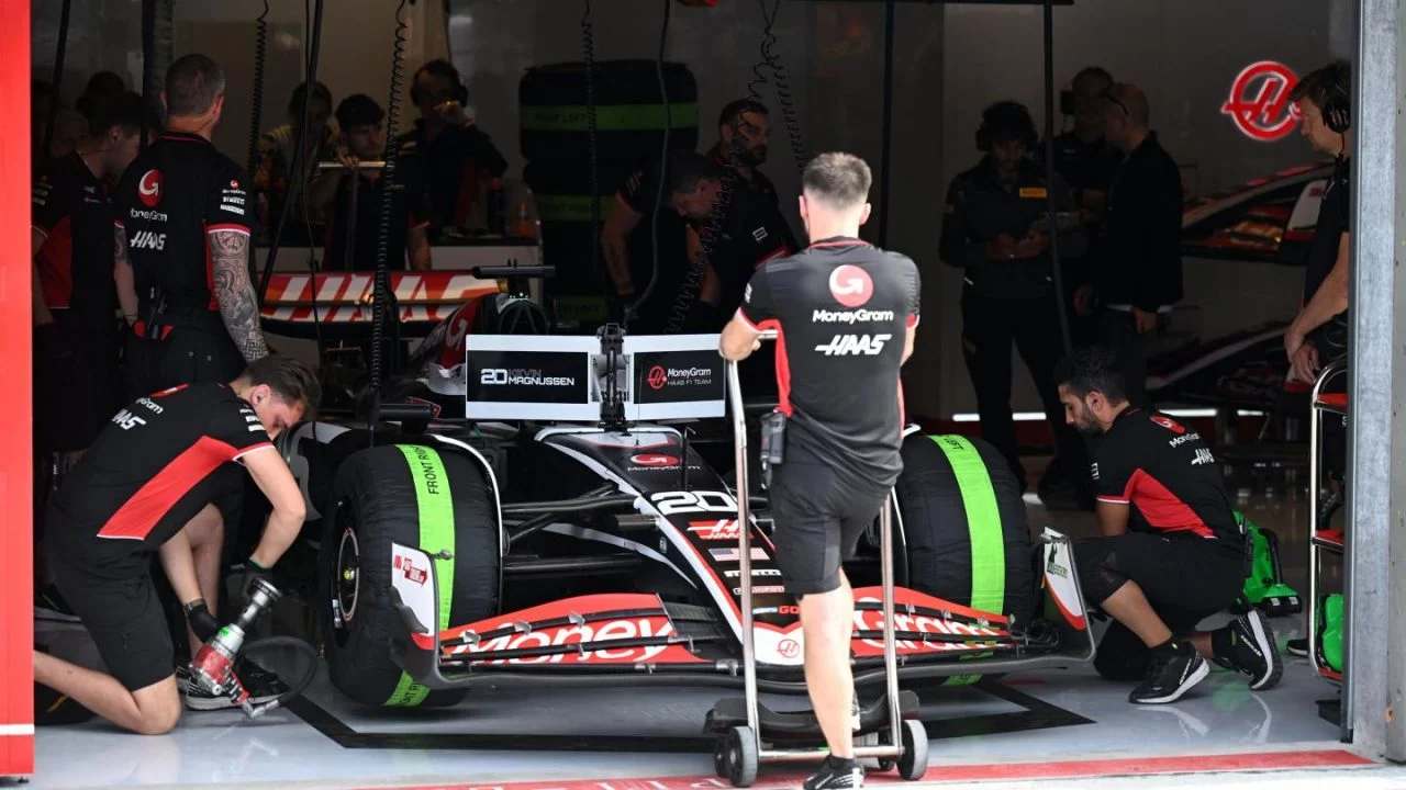 Vista parcial del Haas F1 Team en boxes, detalles aerodinámicos visibles