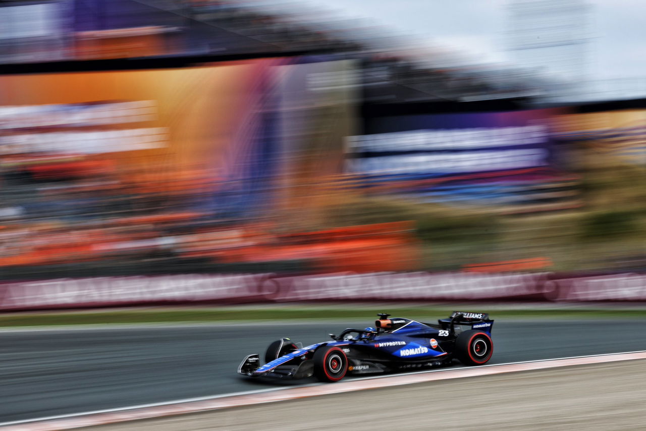 Un monoplaza de F1 acelera en la pista de Zandvoort