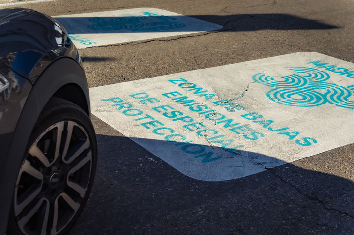 Señalización de Zona de Bajas Emisiones junto a neumático de coche