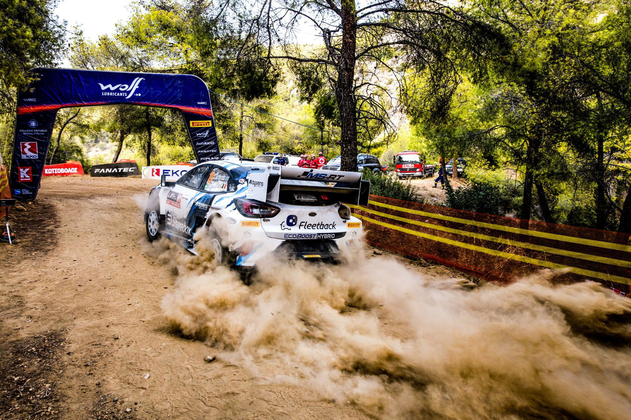 Thierry Neuville dominando las pistas del Rally Acrópolis con su Hyundai.