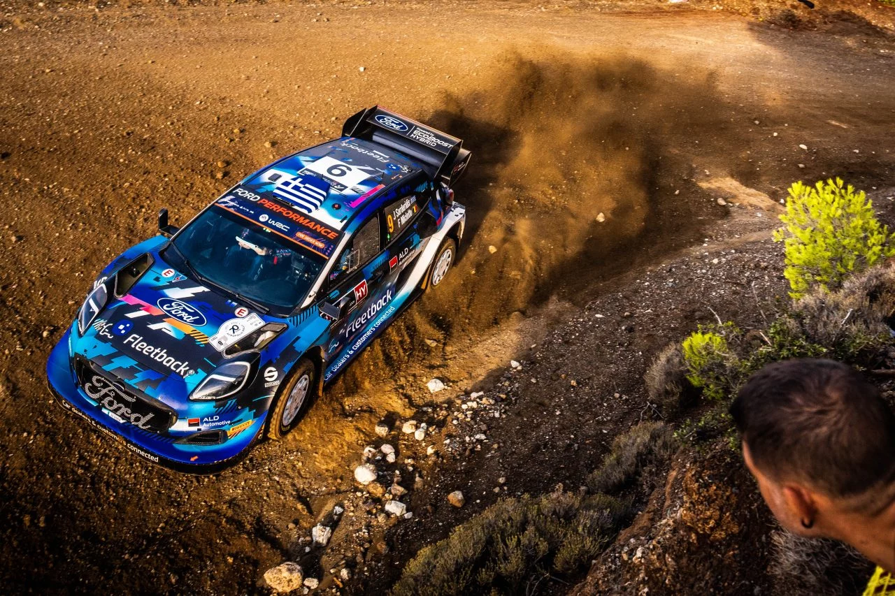 Vehículo mostrando destreza en el Rally Acrópolis, levantando polvo y marcando un tiempo destacado.