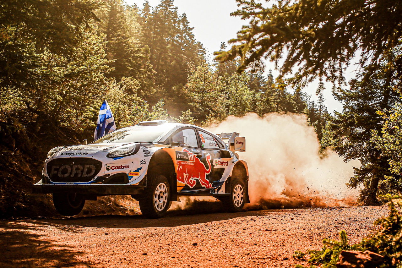 Ford Fiesta WRC surcando un tramo de tierra en el legendario Rally Acrópolis.