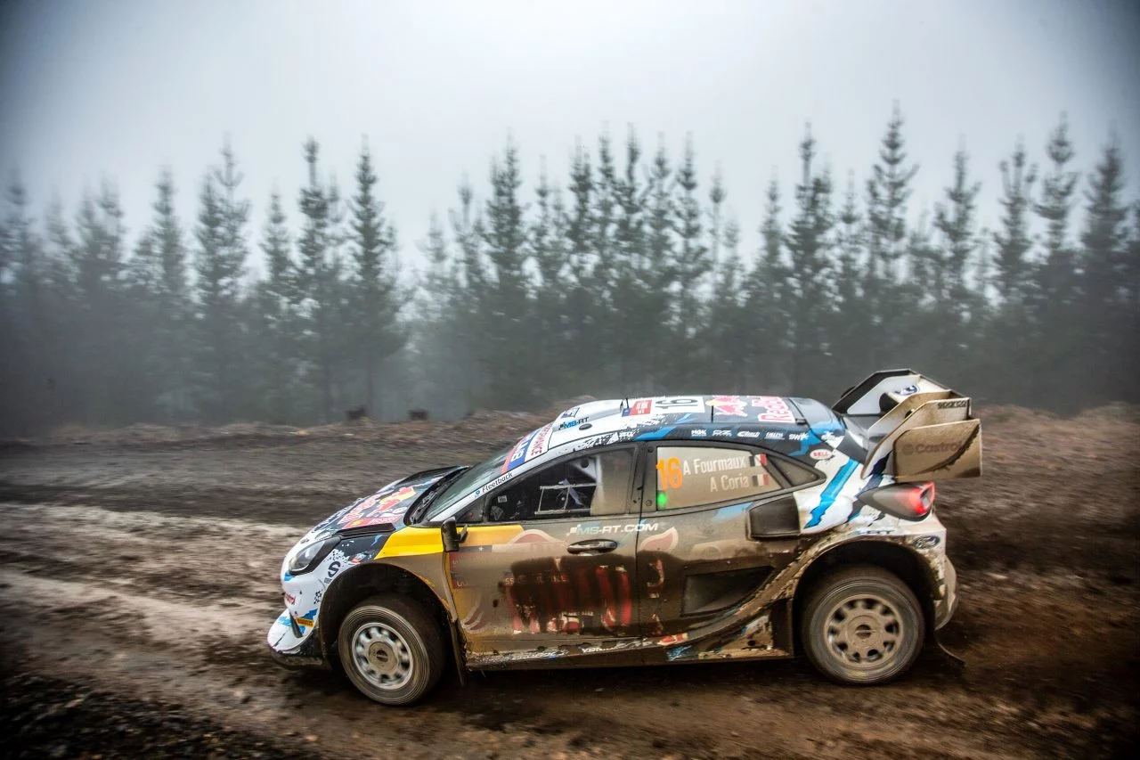 Ford Fiesta WRC en plena acción en el barro, derrapando con maestría en el Rally de Chile.