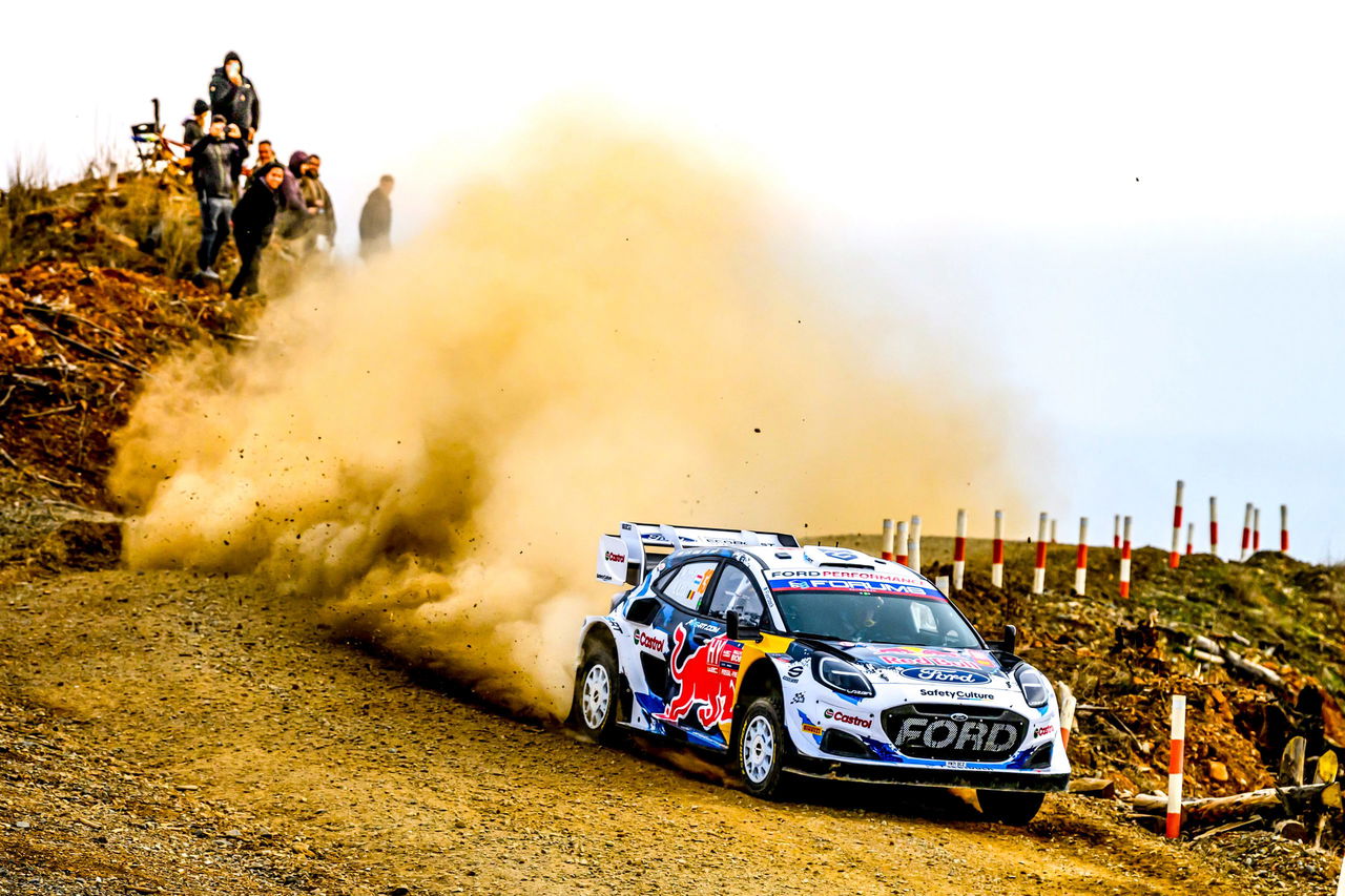 Ford Fiesta WRC en plena acción en el Rally de Chile, levantando tierra