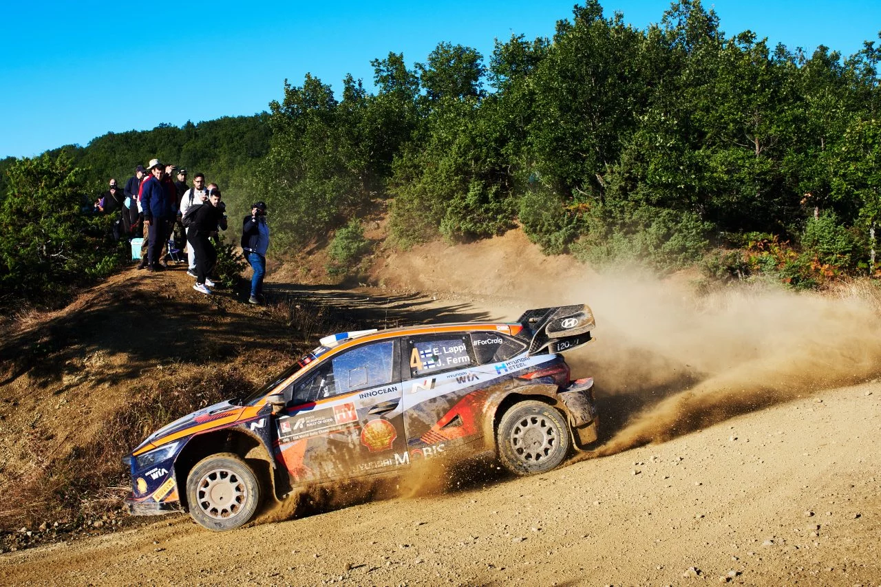 Un vehículo de rally tomando una curva con agresividad y precisión en el Rally Acrópolis 2024.