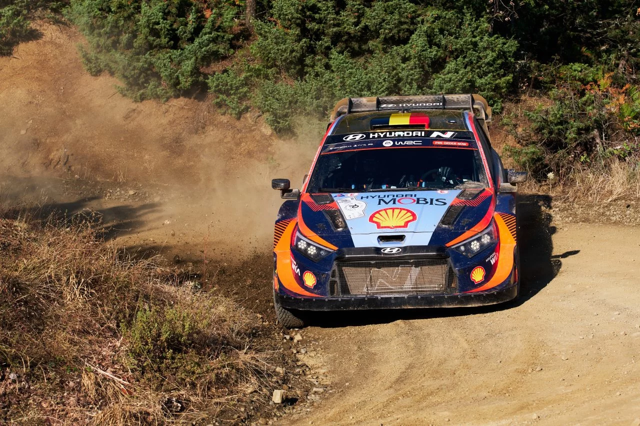 Hyundai i20 afrontando las exigentes curvas del Rally Acrópolis.