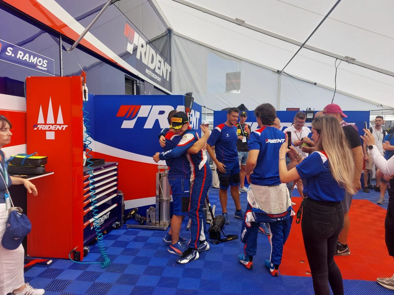 Leonardo Fornaroli y equipo celebran un éxito en el paddock de Trident.