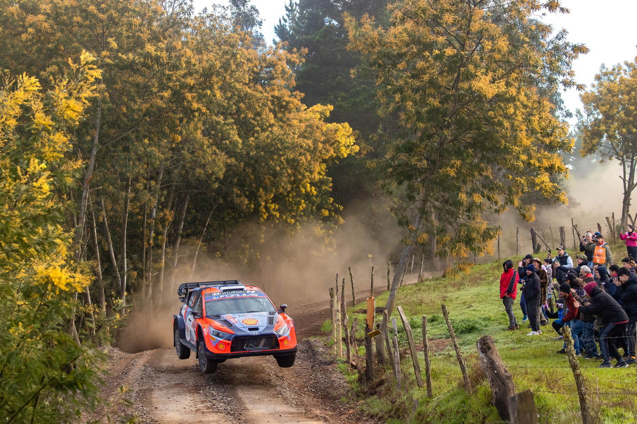 Impresionante toma del vehículo desafiando el Rally de Chile entre polvo y espectadores.