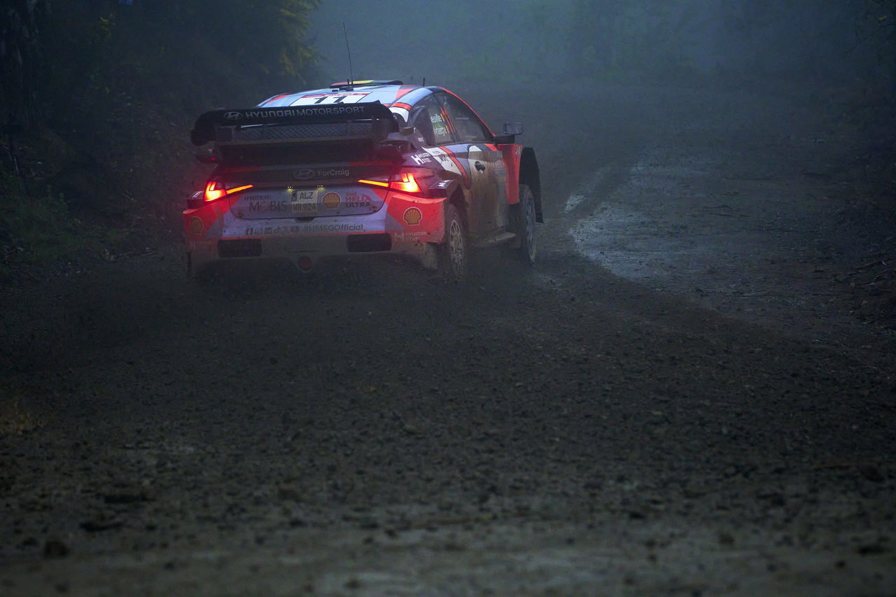 Hyundai en acción durante el Rally de Chile, noche y visibilidad limitada.