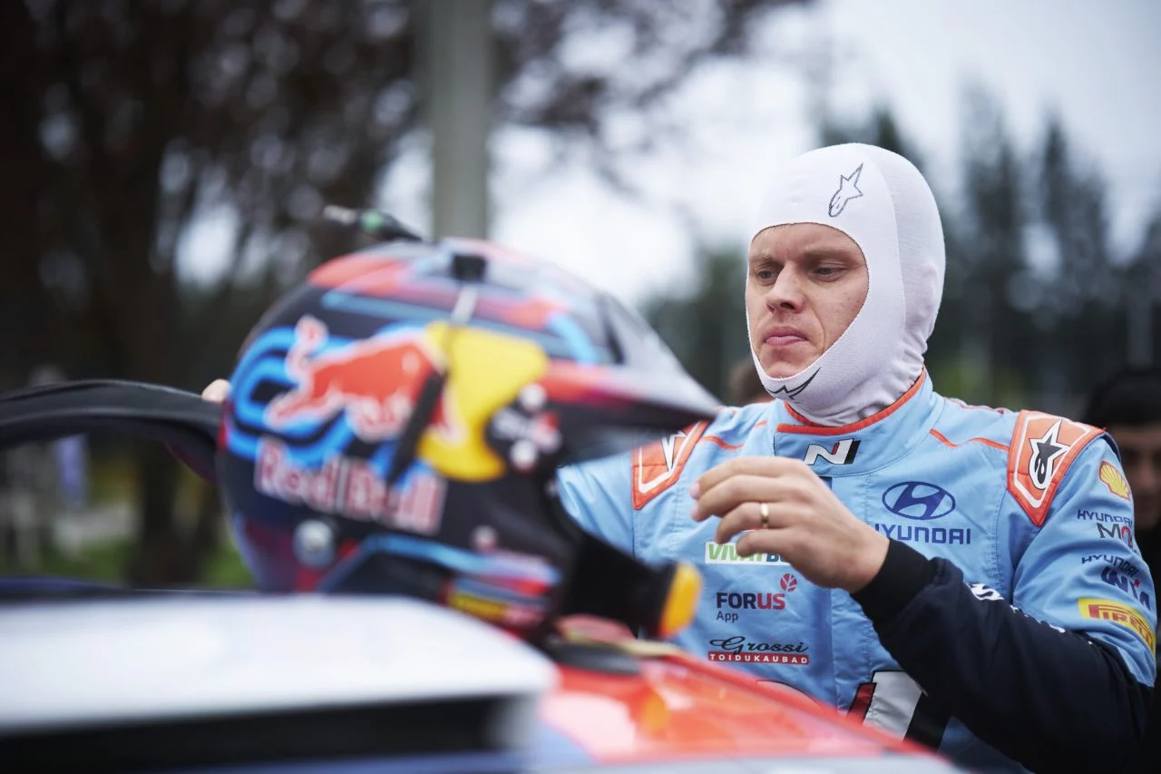 Kalle Rovanperä junto a su Hyundai después de la victoria en el Rally de Chile.