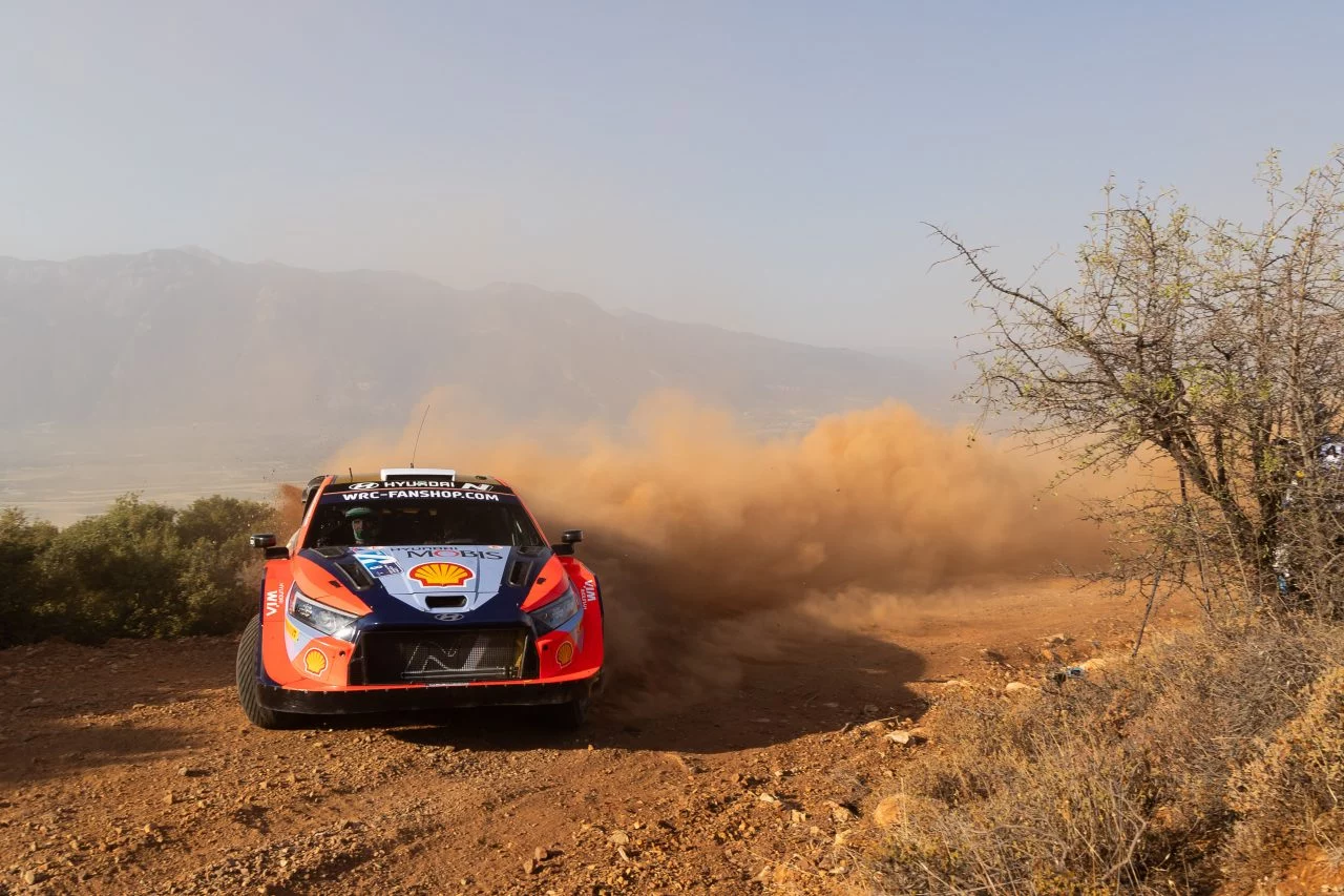 Hyundai i20 Coupe WRC luchando en terreno griego