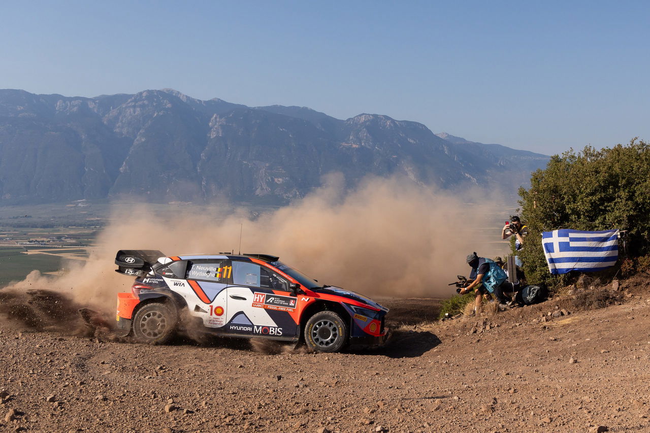 Thierry Neuville pilotando con destreza el Hyundai en Grecia