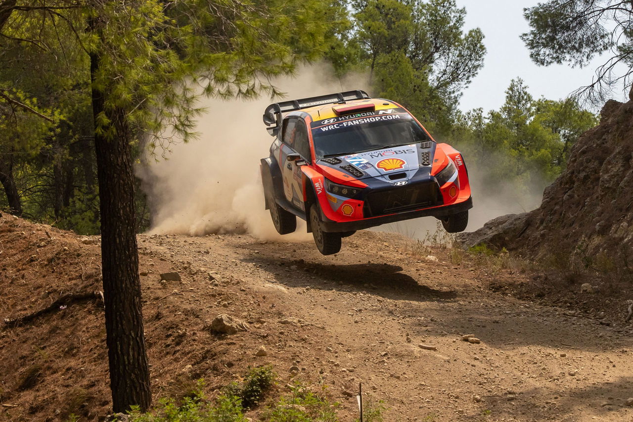 Hyundai i20 Coupe WRC volando en el Rally Acrópolis