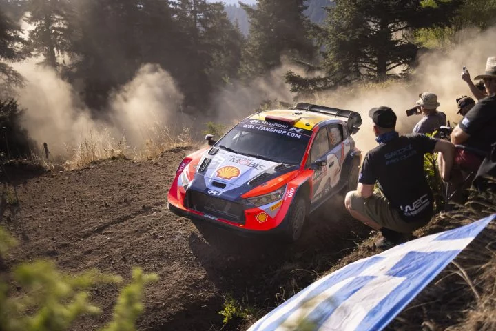 Dani Sordo sufre un pinchazo en el Rally Acrópolis, perdiendo su liderato.