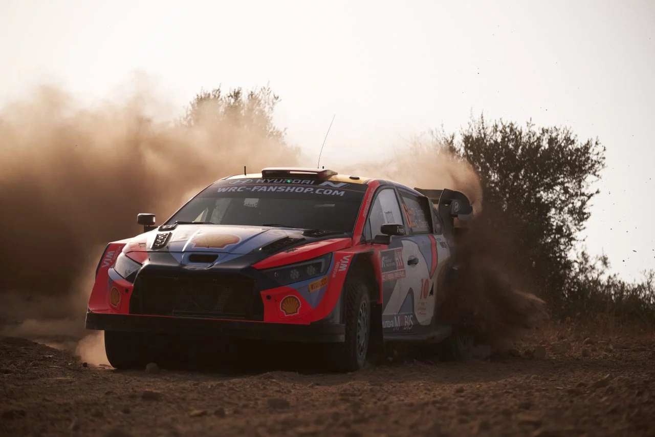 Hyundai en acción durante el Rally Acrópolis, mostrando destreza y velocidad.