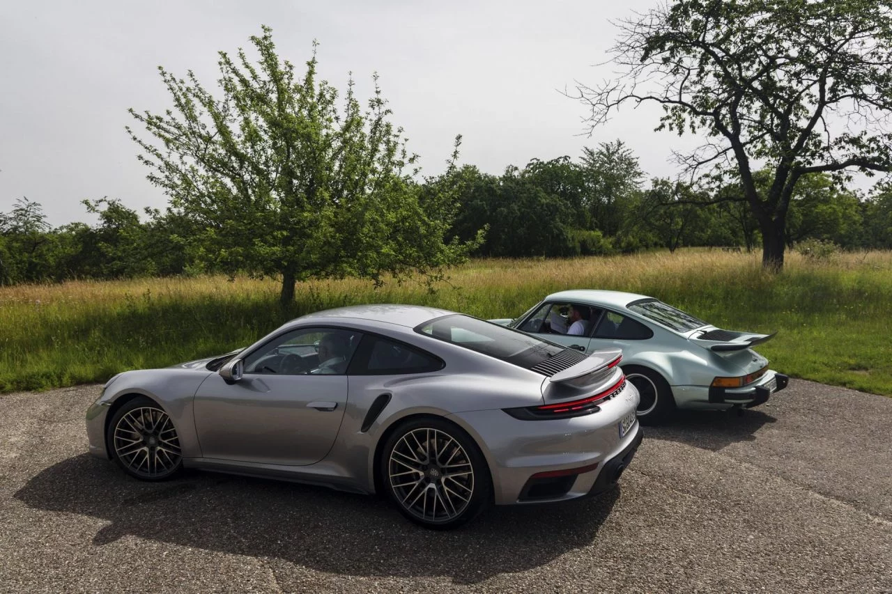 Dos generaciones del Porsche Turbo en una toma lateral.