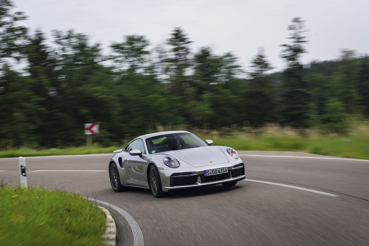 Una leyenda en acción, el Porsche Turbo muestra su linaje y diseño atemporal.