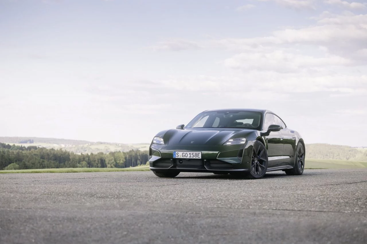 Porsche Turbo en posición imponente, listo para mostrar su potencial deportivo.