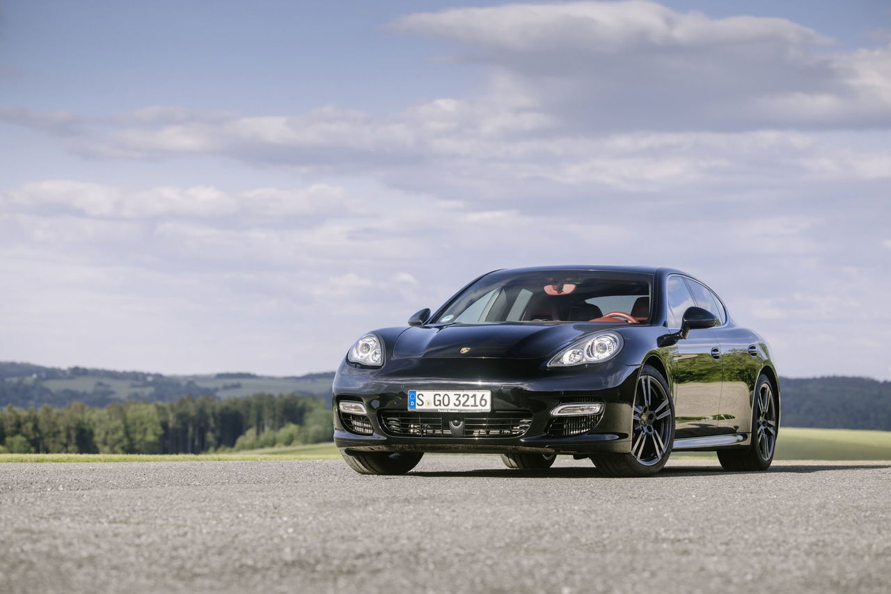 Porsche Turbo con diseño emblemático, una silueta que define su linaje deportivo.