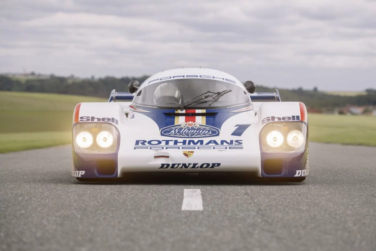 Vista trasera del Porsche 956 en pista, emblemático de la era turbo.