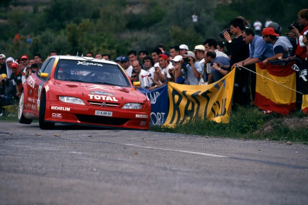 Clásico de rally en acción evocando los días de gloria del motor de competición.