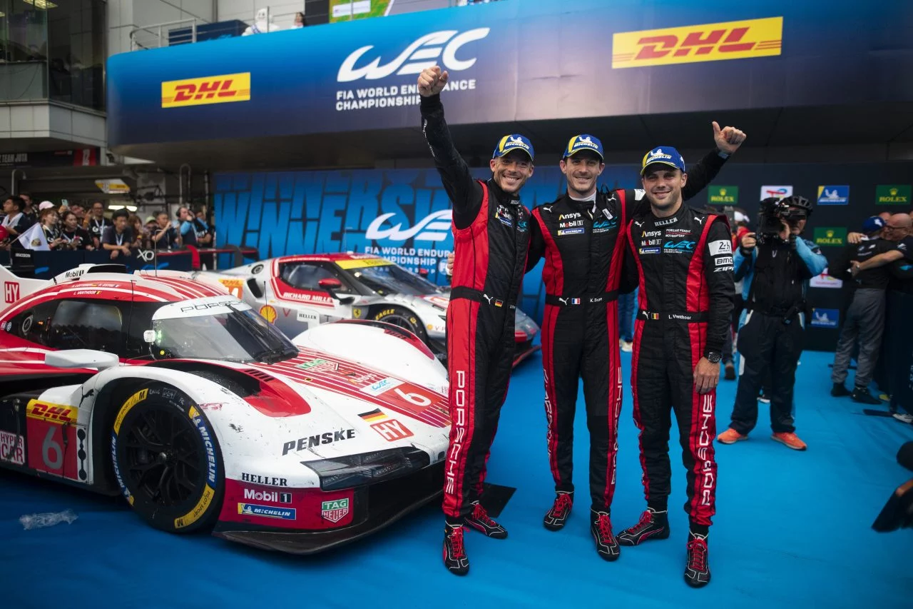 Porsche celebra victoria en Fuji, con el equipo posando ante su máquina ganadora.