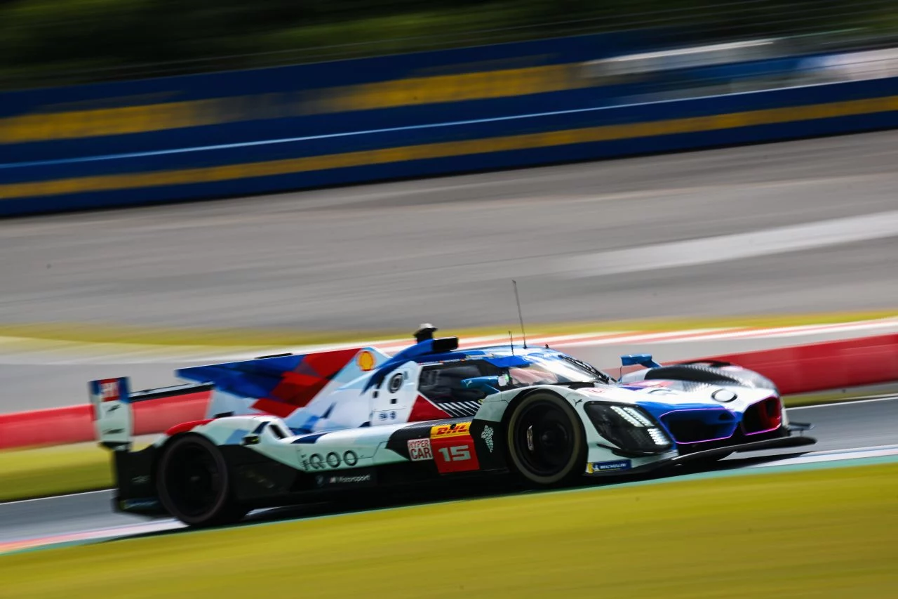 Porsche en acción en el WEC, dominando en Fuji con velocidad y precisión.