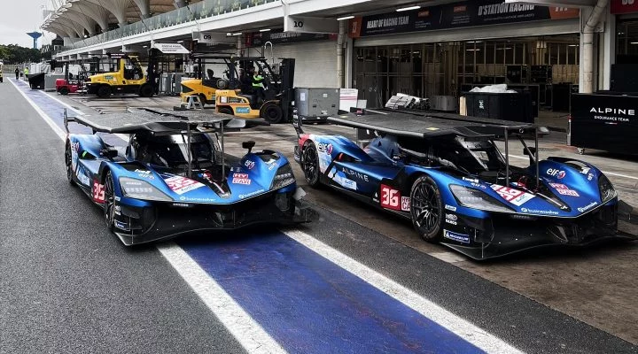 Hypercar Alpine en boxes, preparándose para la competición.