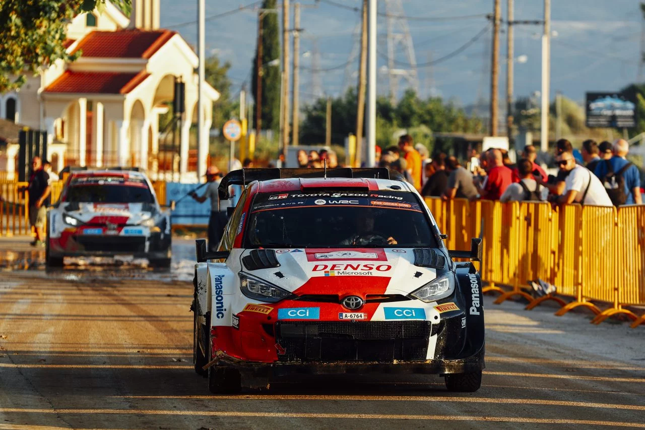 Rally Acrópolis 2024 muestra un Toyota en plena competición bajo el sol griego.