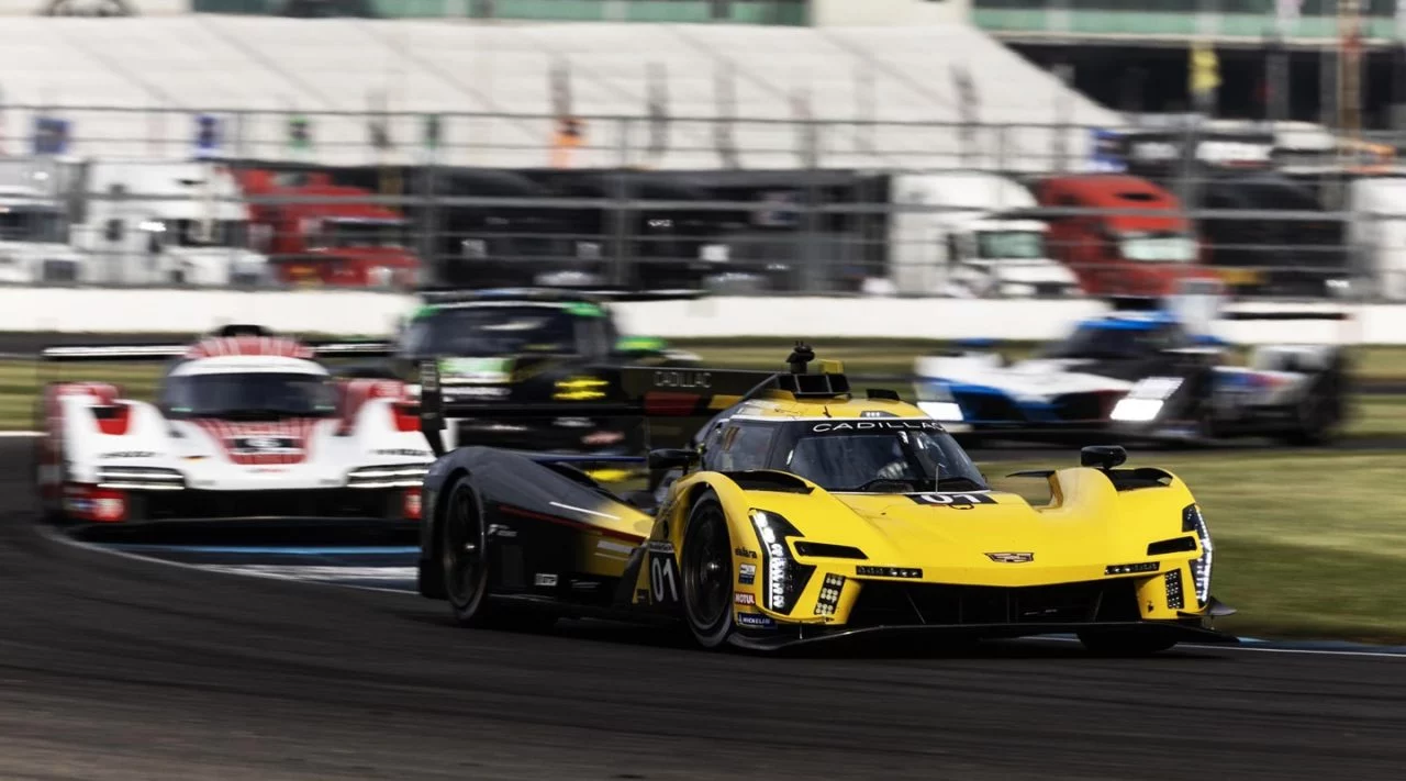 Cadillac en acción durante la competición IMSA GTP.