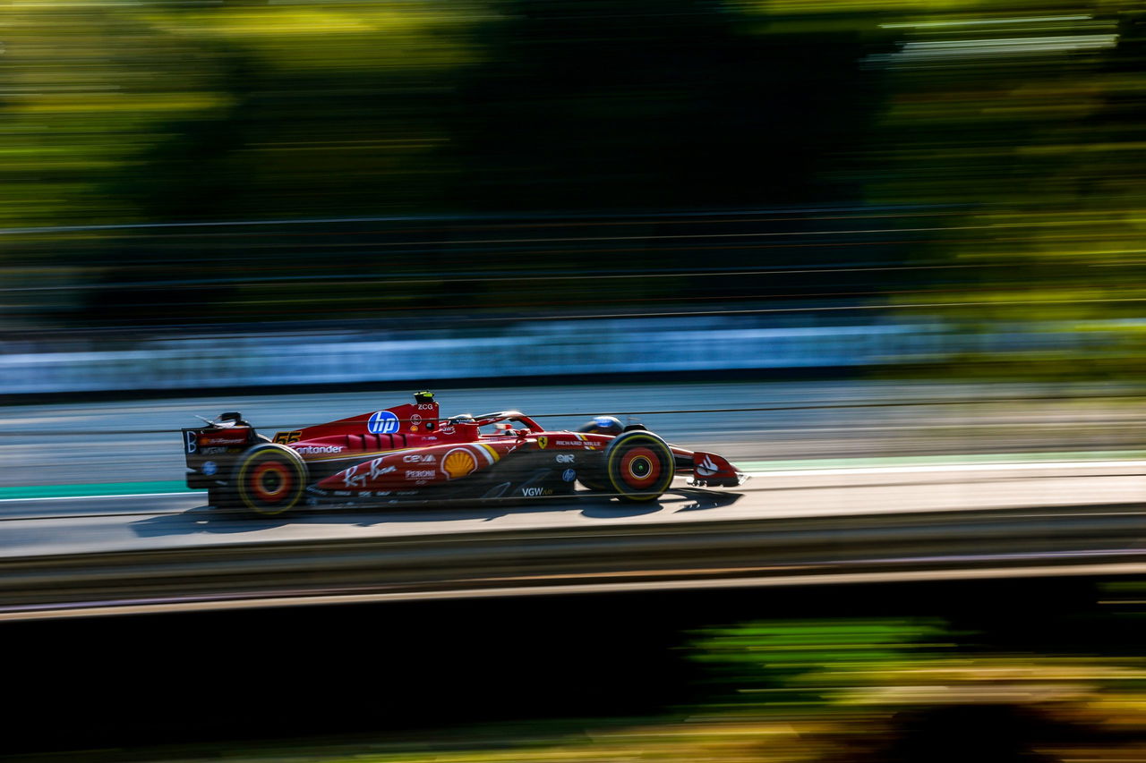 Carlos Sainz en acción durante el GP de Italia, ejecutando una curva a alta velocidad.