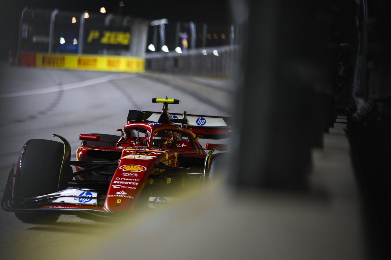 Ferrari de Carlos Sainz en clasificación nocturna para GP Singapur 2024.