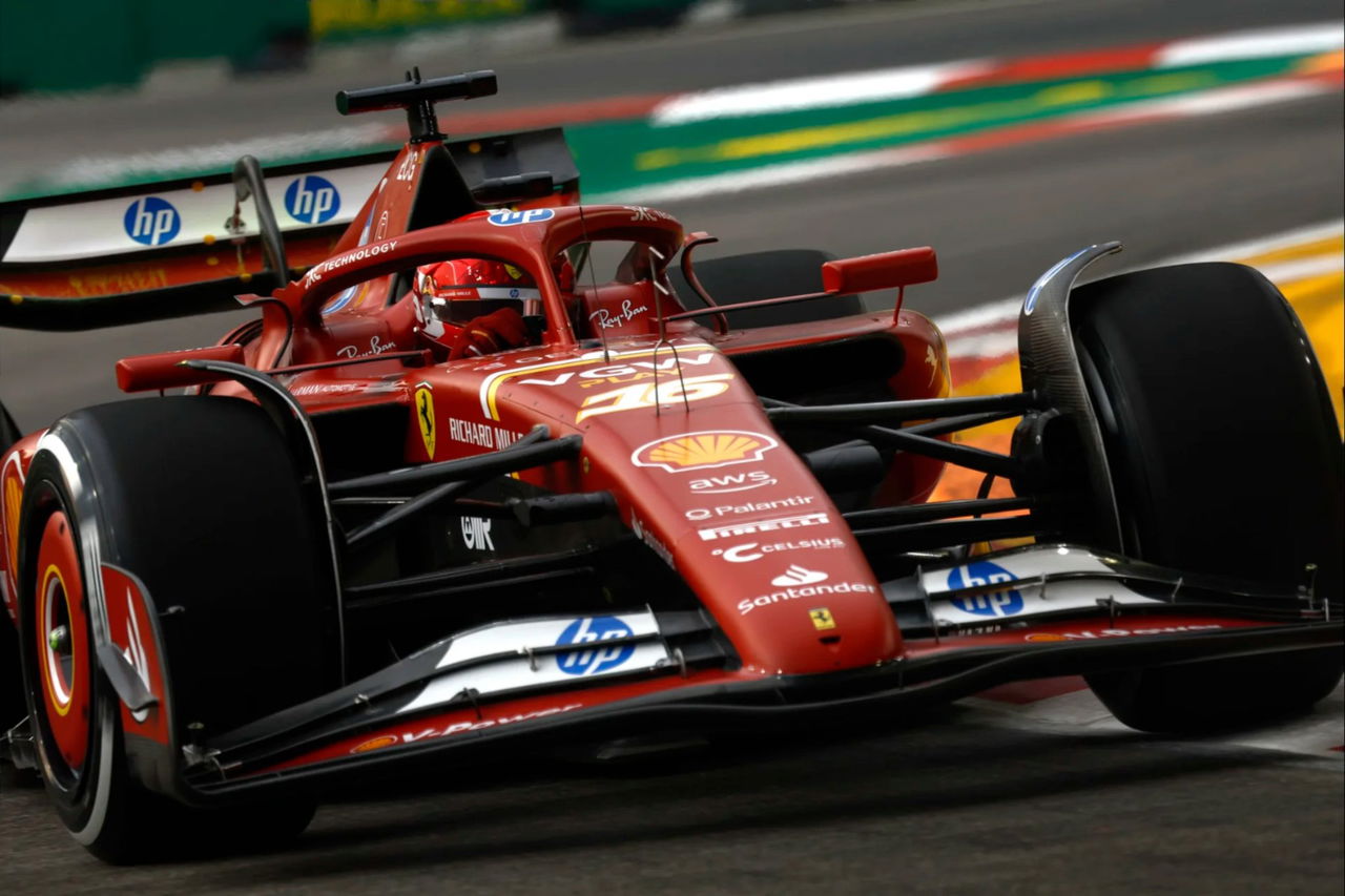 Leclerc domina las calles de Singapur con el SF-23 de Ferrari.