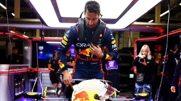 Daniel Ricciardo en el garaje de Red Bull Racing, con indumentaria del equipo.