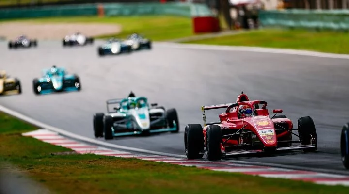 Monoplazas de F4 en acción en el circuito de Shanghai