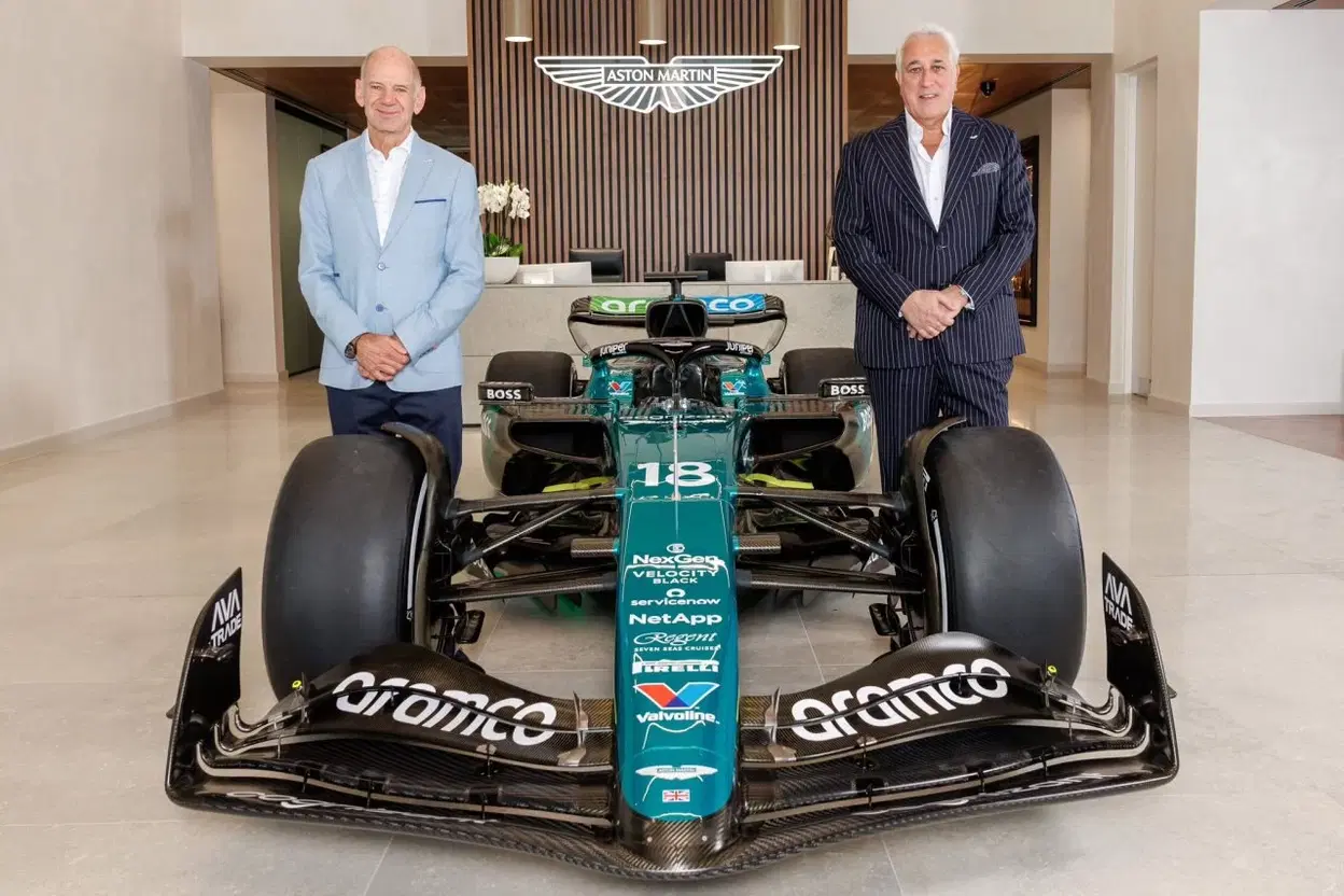 Aston Martin presenta orgulloso su monoplaza junto al nuevo fichaje, el genio Adrian Newey.