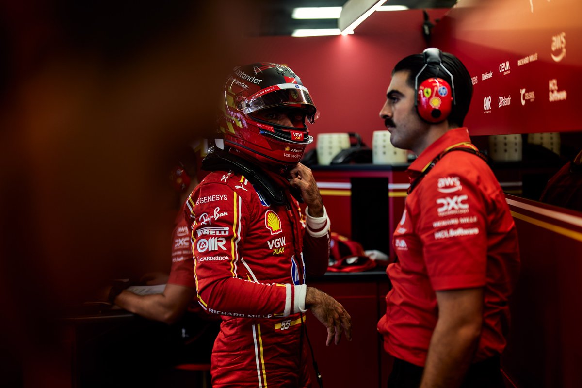 Carlos Sainz conversa con su ingeniero en el box de Ferrari antes de la clasificación.